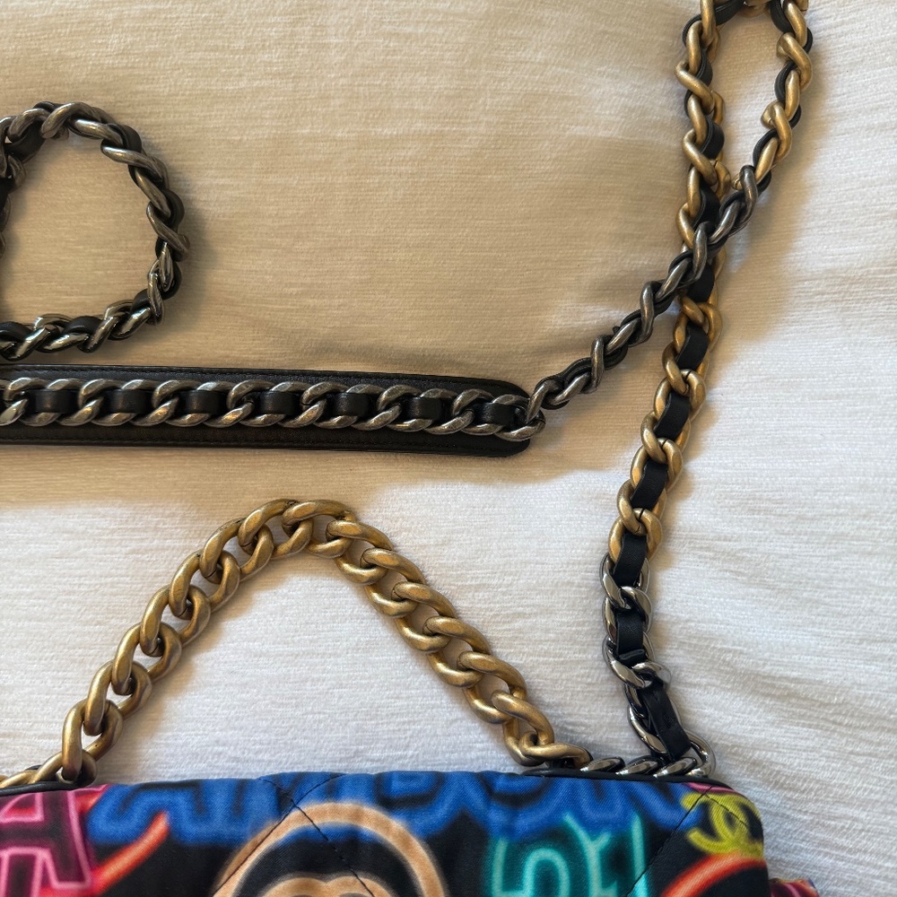 CHANEL 19 MEDIUM GRAFFITI FLAP BAG - Picture 3 of 9